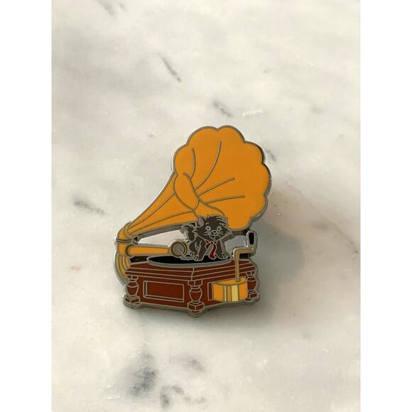 The Aristocats Berlioz Disneyland Paris Gramophone Disney Trading Pin - Picture 1 of 2